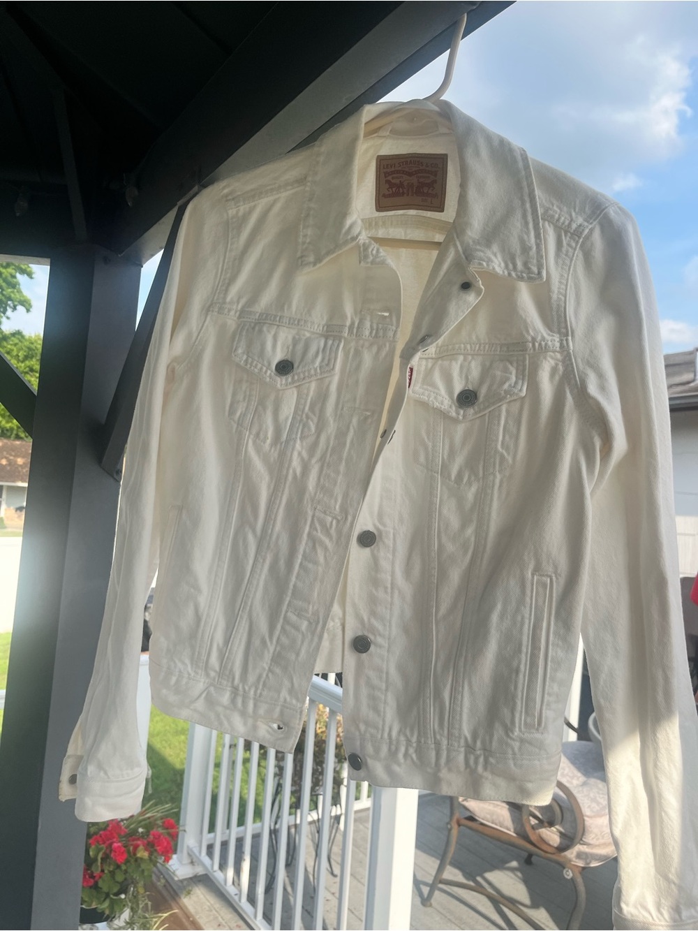Women’s Levi White Denim Trucker Jacket L